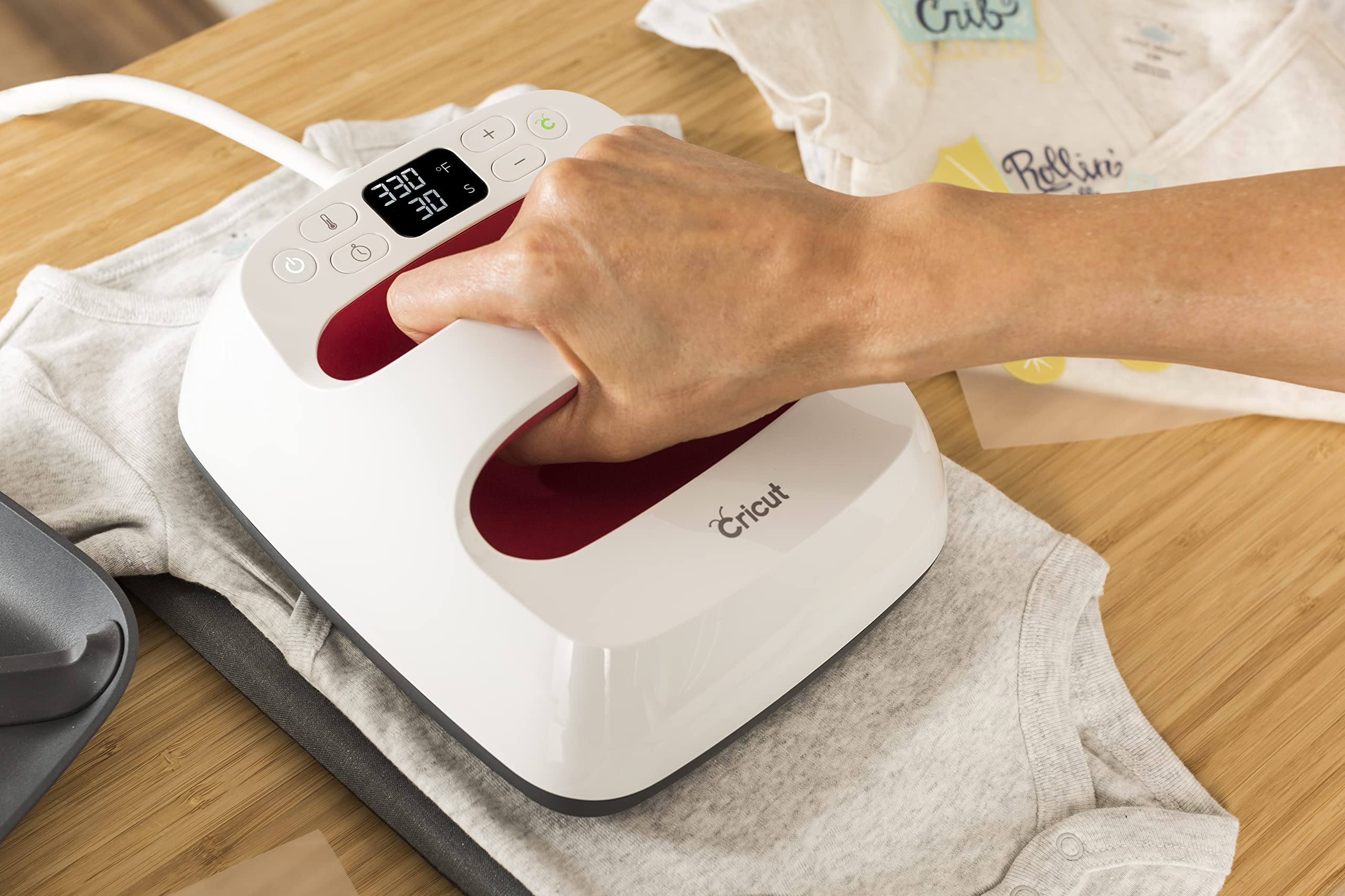 cricut-smart-iron-on-b-gelvinyl-rot-33x90-cm-textilfolie image 3