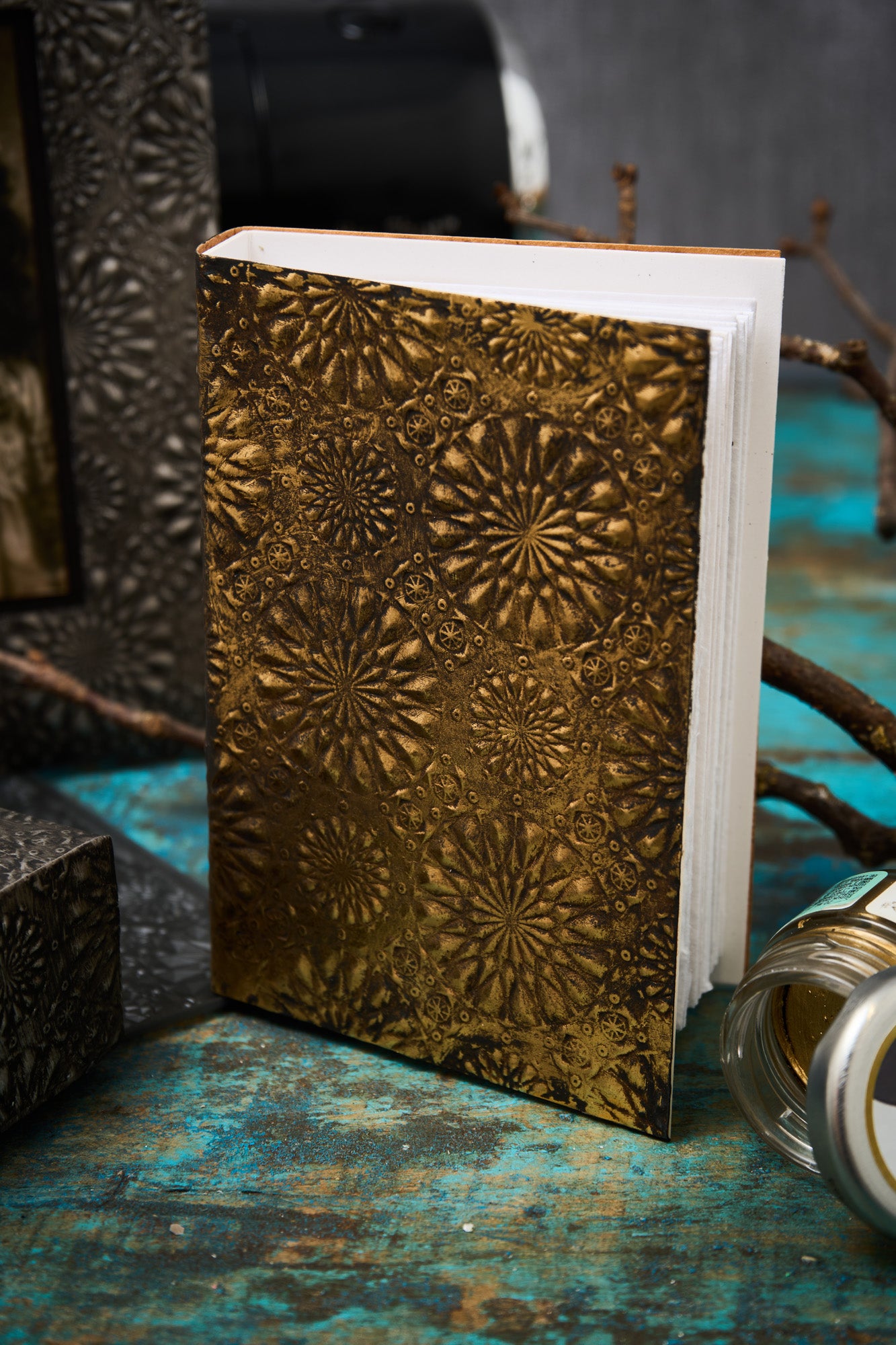 sizzix-3-d-texture-fades-pr-gefolder-kaleidoscope-a5-tim-holtz image 2