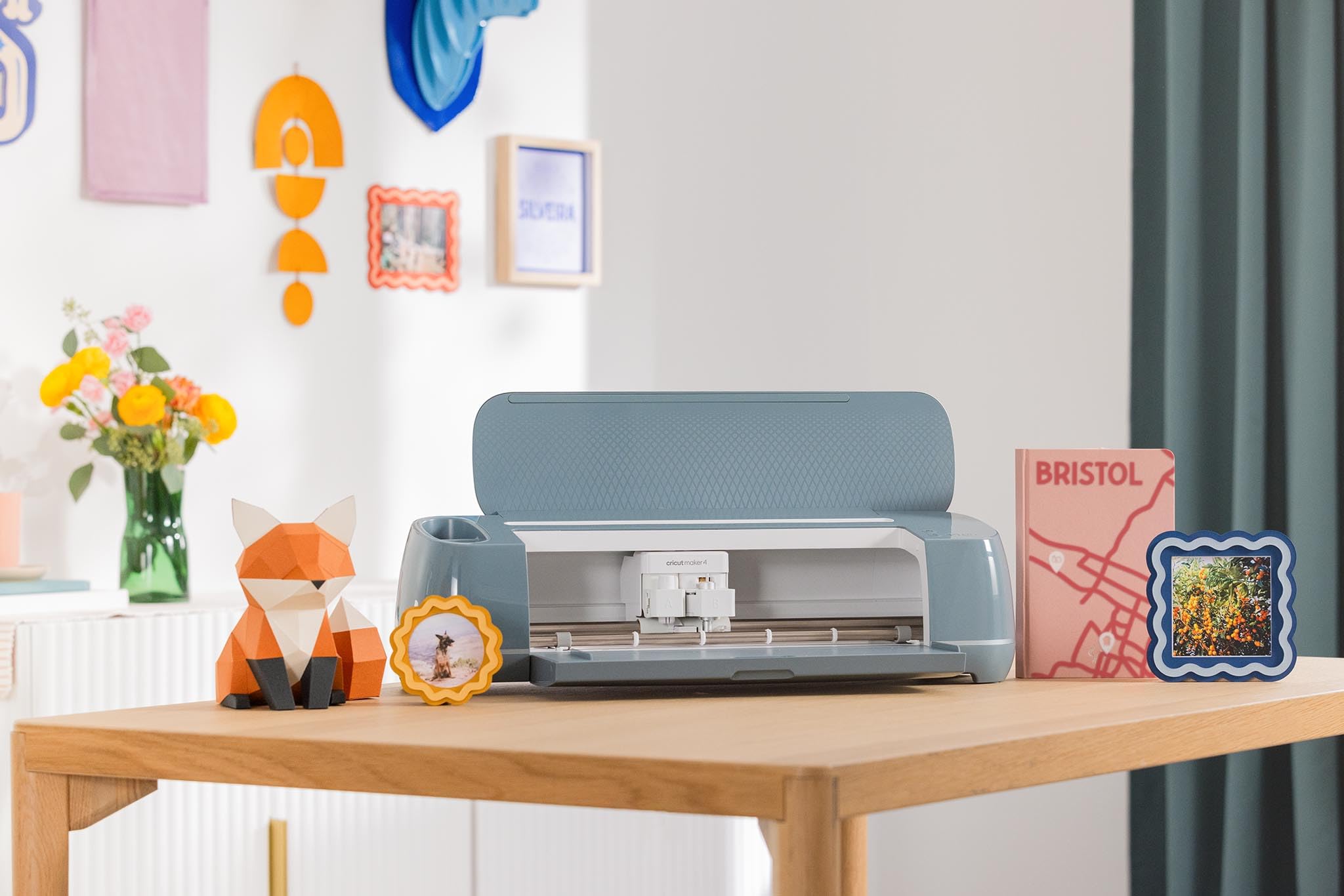 cricut-maker-4-essentials-bundle-schneidemaschine-300-materialien image 2